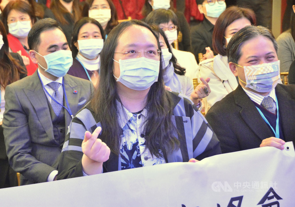 行政院政務委員唐鳳(前中)15日到新北市出席第4屆亞太社創高峰會活動記者會時表示,今年高峰會主題由去年的「想響亞洲」開展為「投資亞洲」,期待承襲歷年能量強化夥伴關係,搭建投資對話平台,透過社會創新能量與行動,發展疫後經濟、社會、環境的新樣貌。中央社記者黃旭昇新北市攝 110年1月15日