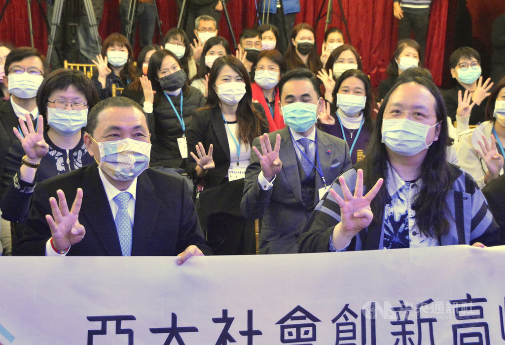 第4屆亞太社創高峰會4月10、11日將在新北市登場,15 日舉行會前記者會,行政院政務委員唐鳳(前右)、新北市長侯友宜(前左)等出席合影。中央社記者黃旭昇新北市攝 110年1月15日