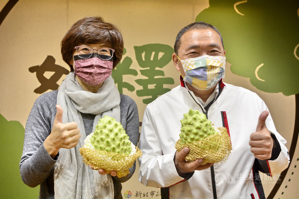 新北市長侯友宜(右)15日與台東縣長饒慶鈴(左)聯手推薦台東嚴選鳳梨釋迦,推薦新北市民可多多選購品嚐台東限定的甜蜜好滋味。中央社記者黃旭昇新北市攝 110年1月15日