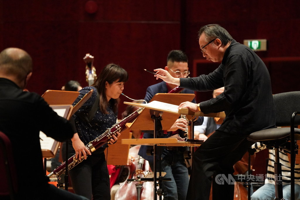 國家交響樂團(NSO)藝術顧問呂紹嘉(前右)15日在國家音樂廳,彩排名家系列「迴旋日耳曼」曲目,木管獨奏家排練莫札特木管協奏交響曲。中央社記者徐肇昌攝 110年1月15日