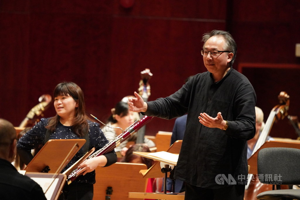 國家交響樂團(NSO)藝術顧問呂紹嘉(前右)15日在國家音樂廳與樂團彩排名家系列「迴旋日耳曼」曲目,並和演出團隊交換意見。中央社記者徐肇昌攝 110年1月15日