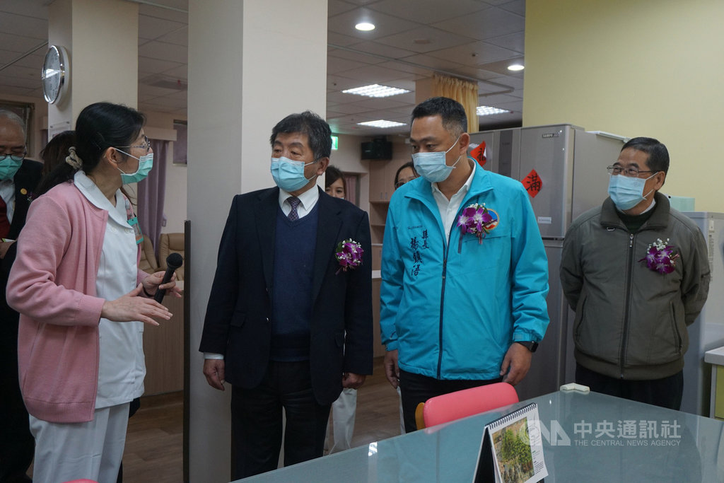 衛生福利部立金門醫院日間照顧中心15日正式揭牌啟用,衛福部長陳時中(左2)出席見證,並與金門縣長楊鎮浯(右2)等人視察中心內部環境和設備。中央社記者黃慧敏攝 110年1月15日