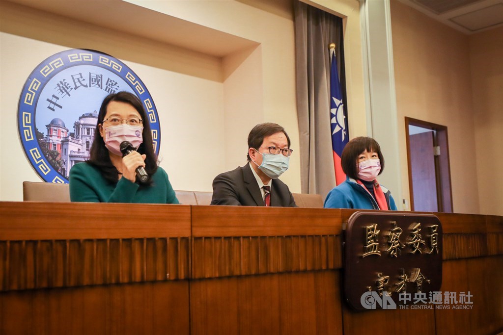 前總統府發言人丁允恭遭爆在高雄市新聞局長任內有桃色風波,監察委員紀惠容(右)、林郁容(中)、王美玉(左)15日下午召開記者會說明調查結果,監院以11 比0通過彈劾,全案移送懲戒法院審理。中央社記者裴禛攝 110年1月15日