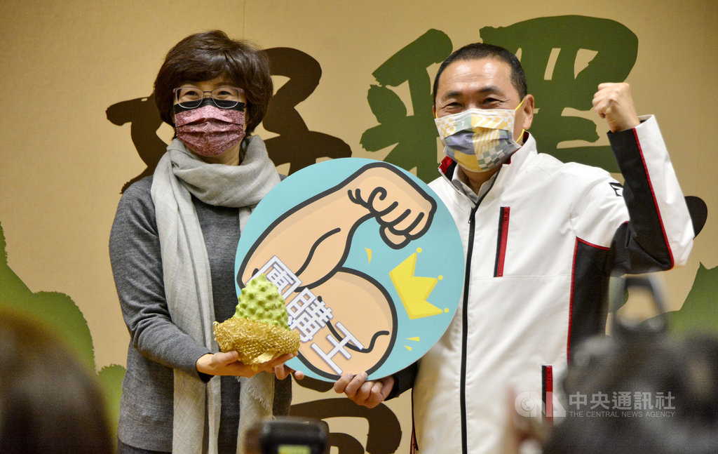 台東縣長饒慶鈴(左)15日率台東縣政府、台東農產公司到新北市府行銷鳳梨釋迦,並感謝109年底在新北銷售釋迦成績亮眼,頒給侯友宜「團購王」稱號。中央社記者黃旭昇新北市攝 110年1月15日