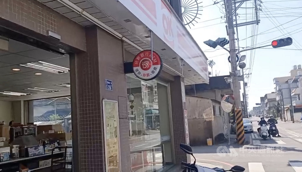 李姓男子14日凌晨前往苗栗縣苗栗市一家非24小時營業的超商,竊走整台提款機,警方組成專案小組追查,循線逮捕李男與接應的王姓共犯。(民眾提供)中央社記者管瑞平傳真 110年1月15日