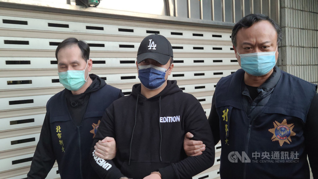 民國103年9月發生夜店殺警案,經法院判決定讞後,部分被告未到案執行而遭通緝,多名受刑人已陸續緝捕到案,其中一名逃逸犯嫌張程翔(中)經警方長期布線追緝,鎖定他疑於北市中山區一處大樓租屋藏匿,監控多日後,15日下午終於順利將他逮捕到案。(翻攝照片)中央社記者黃麗芸傳真 110年1月15日