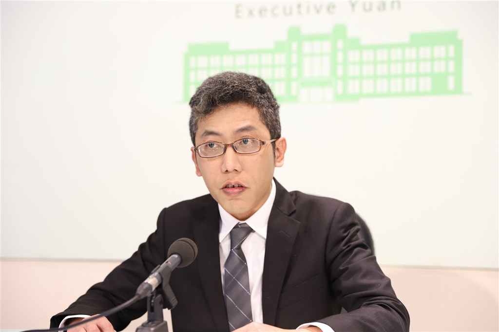 前總統府發言人丁允恭(圖)遭爆在高雄市新聞局長任內桃色風波,監委調查後認為,丁允恭行為構成性騷擾,有辱官箴,傷害政府信譽及公務人員形象,監院以11比0通過彈劾,全案移送懲戒法院審理。(中央社檔案照片)