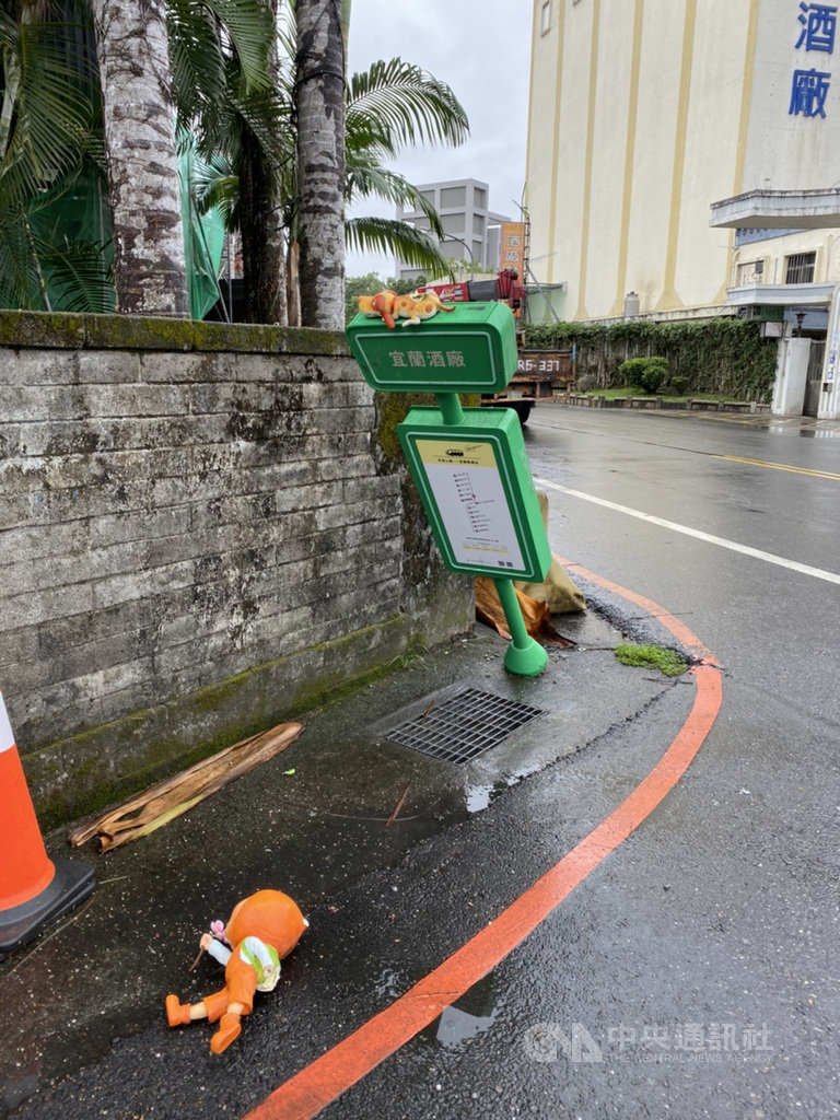 宜蘭市公所近年與繪本作家幾米團隊合作打造許多公共藝術與公車站牌,但去年底陸續發生相關設施被車撞倒或破壞,立體雕塑人偶連同站牌倒臥馬路旁。市公所15 日呼籲民眾發揮公德心。(宜蘭市公所提供)中央社記者沈如峰宜蘭縣傳真 110年1月15日