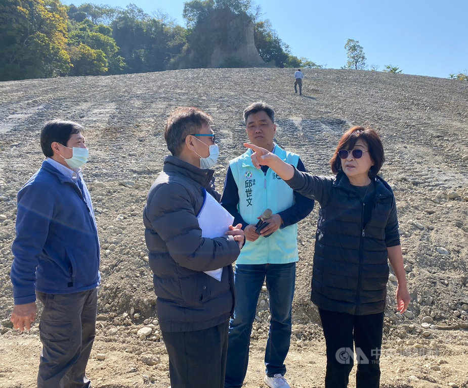 民進黨籍立委蘇治芬(右)日前接獲雲林斗六咬狗段地區居民投訴有大量砂石車進出,大片山林地土石被不明人士大範圍開採,蘇治芬15日邀集農委會水保局、林務局、經濟部礦務局等單位到場了解。(蘇治芬提供)中央社記者蔡智明傳真 110年1月15日