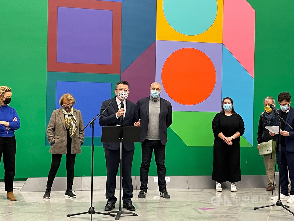 法國「CHRONIQUES:數位想像雙年展」14日舉辦閉幕及頒獎典禮,駐普羅旺斯辦事處處長辛繼志(左3)出席致詞。(駐普羅旺斯辦事處提供)中央社記者曾婷瑄巴黎傳真 110年1月16日