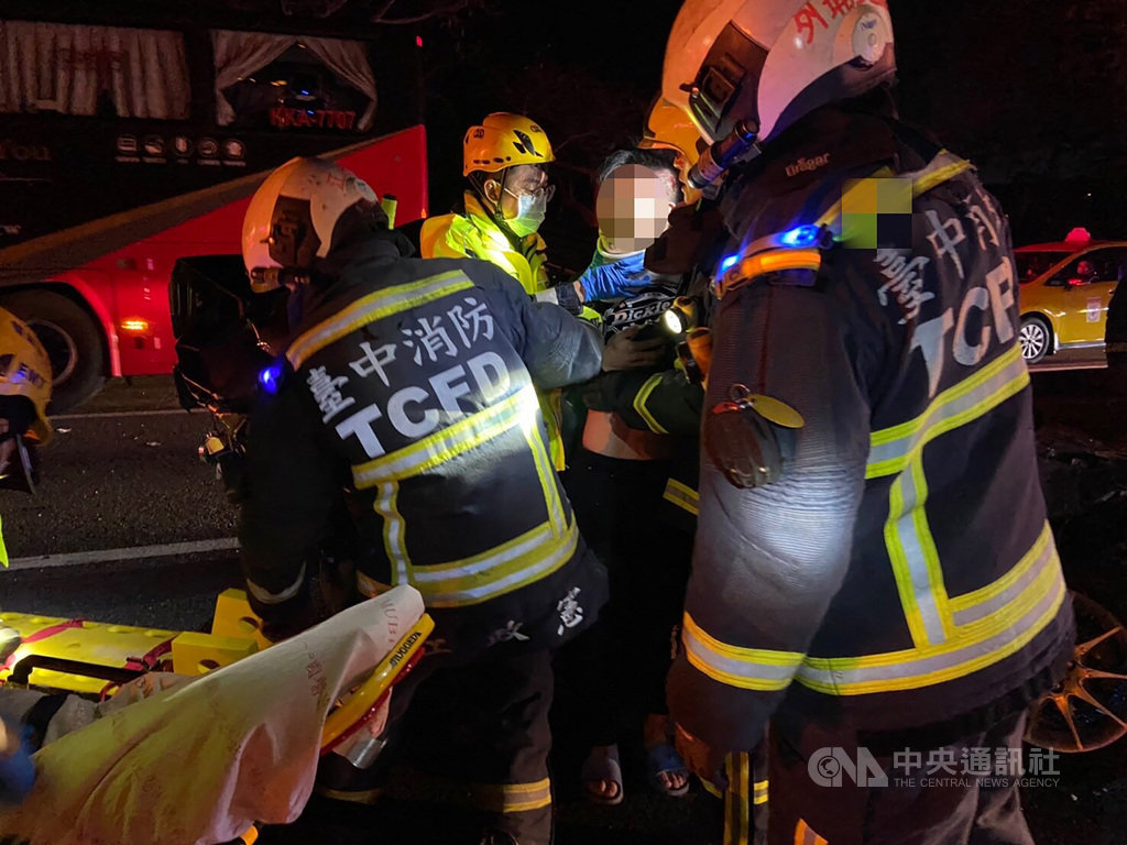 國道1號北上157.3公里處16日凌晨發生3車追撞事故,消防人員到場協助受困民眾脫困。(民眾提供)中央社記者趙麗妍傳真 110年1月16日
