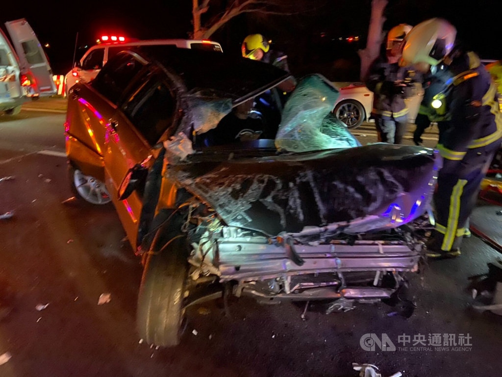 國道1號北上157.3公里處后里路段16日凌晨發生3車追撞事故,車輛受損嚴重,台中市消防局獲報立即到場救援。(民眾提供)中央社記者趙麗妍傳真 110年1月16日