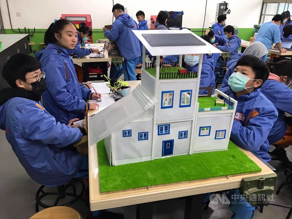 十二年國教課綱新增「科技領域」,教育部協助國中強化生活科技教室設備,目前已補助1210間基本設備。圖為桃園市建國國中的物聯網課程。(教育部提供)中央社記者陳至中台北傳真 110年1月16日