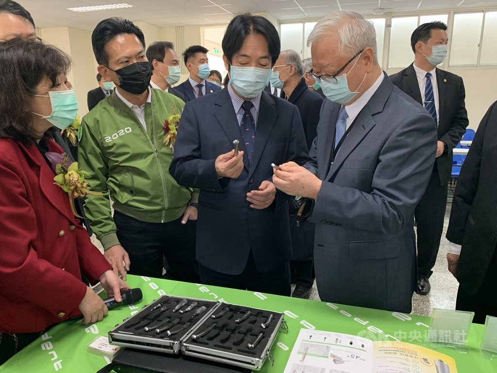 副總統賴清德(前右2)16日到成功大學參加牙醫學系系館揭牌典禮,並參觀牙材及聽取相關介紹。賴副總統說,南台灣有生醫醫療器材聚落發展計畫,非常需要成功大學支持大健康產業完成。中央社記者張榮祥台南攝 110年1月16日