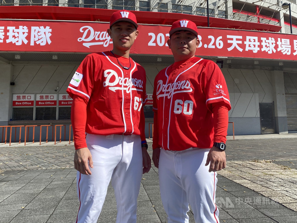 中華職棒味全龍隊16日在天母舉行接棒未來迷你棒球賽,於擴編選秀轉戰味全龍的劉時豪(右)、吳東融(左)也有參加。劉時豪笑說,感覺很新鮮,味全龍的紅色球衣比樂天桃猿更鮮豔。中央社記者楊啟芳攝 110年1月16日