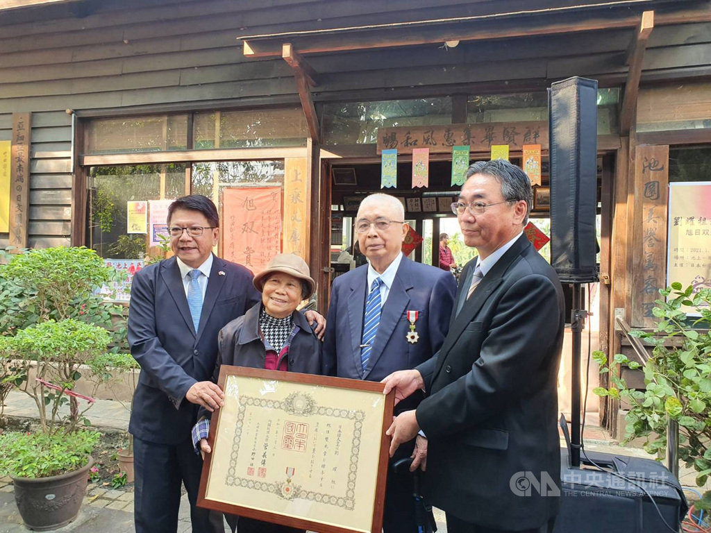 屏東池上一郎博士文庫研究協會理事長劉耀祖(右2)長期管理文庫營運,促進台日交流,獲日本政府頒發「旭日雙光章」,16日舉辦授勳儀式,屏東縣長潘孟安(左1)出席見證分享榮耀。中央社記者郭芷瑄攝 110年1月16日