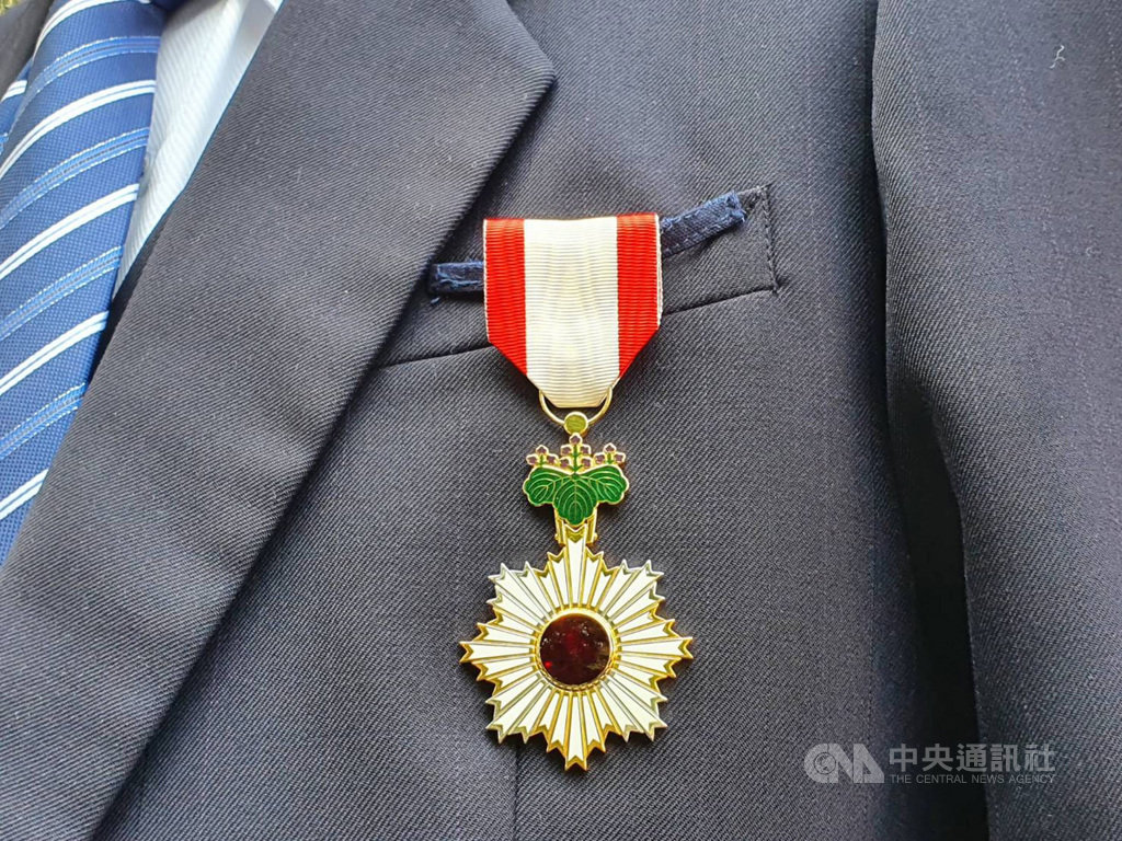 屏東池上一郎博士文庫研究協會理事長劉耀祖獲日本政府頒發「旭日雙光章」,日本台灣交流協會表示,台灣有3名受勳者在促進台日之間友好關係上貢獻卓著,僅劉耀祖為台灣南部人。中央社記者郭芷瑄攝 110年1月16日