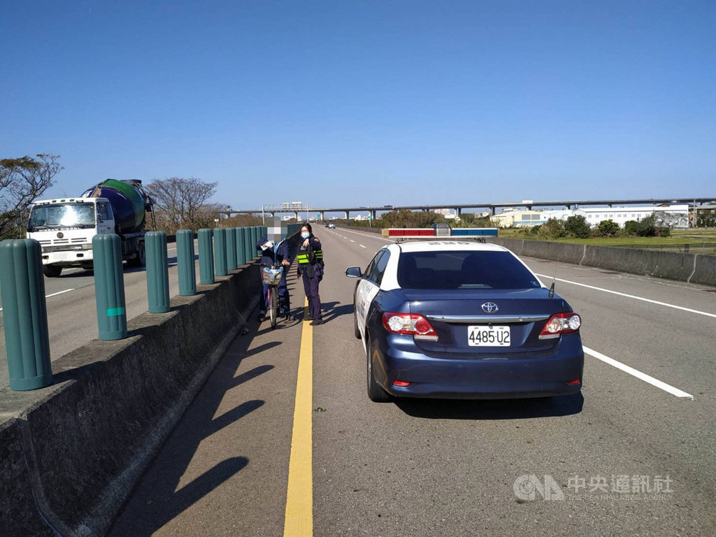 苗栗縣竹南警分局16日指出,一名80歲游姓老翁騎腳踏車誤闖台72線快速公路,且一路在快車道逆向,員警獲報後立即趕往攔停,並以巡邏車警示其他車輛注意。(警方提供)中央社記者管瑞平傳真 110年1月16日