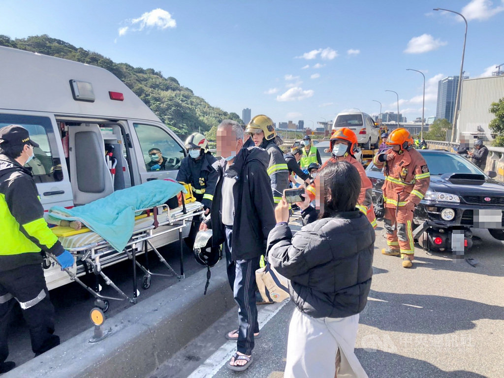 新北市消防局表示,16日中午據報在汐止區北山大橋發生車禍,消防人員趕抵現場發現為1輛轎車於機車道逆向行駛,並衝撞8輛機車,事故共造成2人送醫。(翻攝畫面)中央社記者黃旭昇新北市傳真 110年1月16日