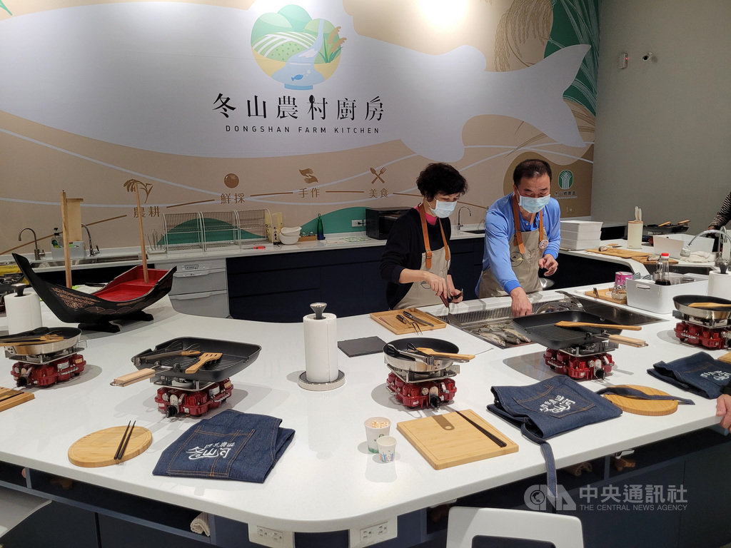 宜蘭縣冬山鄉「良食農創園區」16日開園,園區規劃多種趣味行程,其中「玩Bar」是帶領遊客體驗農耕生活,前往傳統市場採買新鮮食材後再回到農會的農村廚房,由主廚教導如何健康料理食材。中央社記者沈如峰宜蘭縣攝 110年1月16日