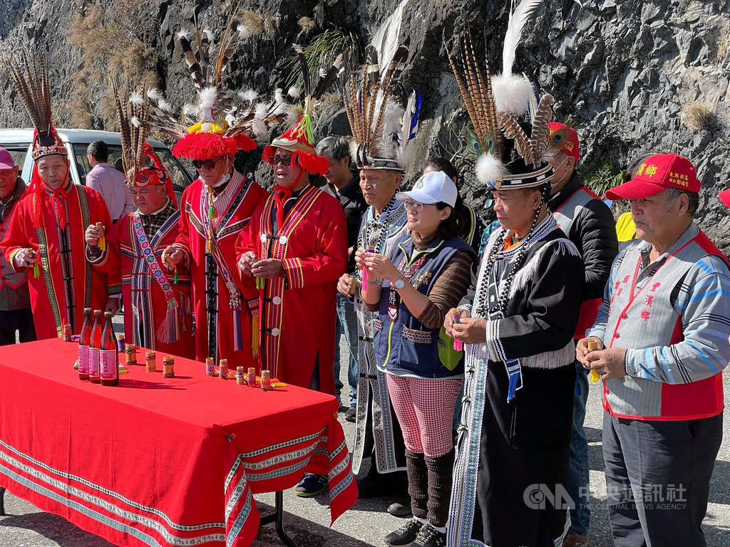 花蓮縣豐濱鄉天空步道「親不知子海上古道」完成維護整修後重新開放,鄉公所15日特別邀請當地部落頭目帶領族人進行祈福儀式。(豐濱鄉公所提供)中央社記者張祈傳真 110年1月16日