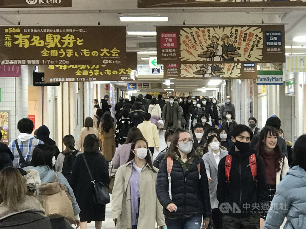 日本疫情擴大,各地在發佈緊急事態宣言下,民眾減少外出。圖為東京新宿車站地下街週末人潮。中央社記者楊明珠東京攝 110年1月16日