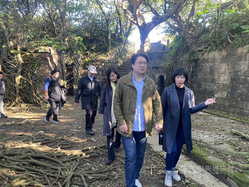 基隆市長林右昌(前左)日前率市府團隊會勘和平島上社寮東砲台、阿拉寶灣、龍目井等景觀環境,盼整合相關文化觀光資源,打造成基隆新亮點。(基隆市政府提供)中央社記者沈如峰基隆傳真 110年1月16日
