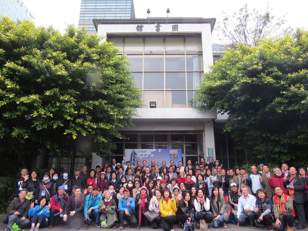 台北大學日前與國泰產學研發中心簽約,將活化建國校區、興建產業研發中心大樓,校方16日特別舉辦校園巡禮等活動,向一代法商人眼中的「西院」道別。(台北大學提供)中央社記者陳至中傳真 110年1月16日