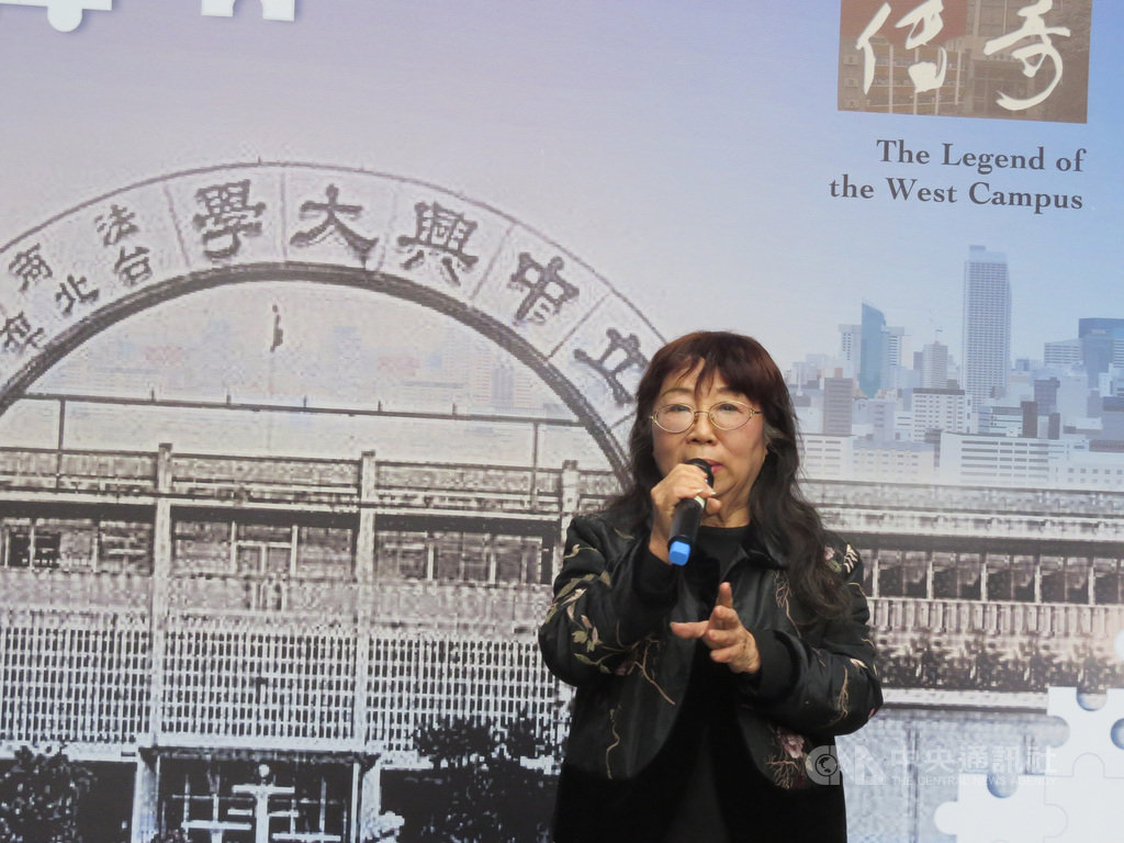 台北大學建國校區將活化改建產業研發中心大樓,校方16日舉辦活動,邀請校友向「西院」告別,法律系友鄭豐喜的遺孀吳繼釗(圖)出席,重返當年與夫婿相遇的圖書館。(台北大學提供)中央社記者陳至中傳真 110年1月16日