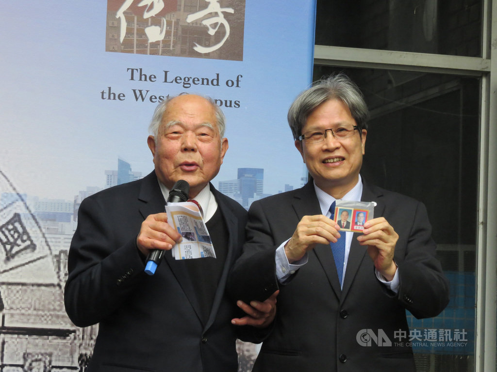 台北大學16日舉辦巡禮活動,號召校友回母校,為暱稱為「西院」的建國校區做最後告別,法律系友、前大法官曾華松(左)特別將自己的大法官識別證,致贈校史館典藏。(台北大學提供)中央社記者陳至中傳真 110年1月16日
