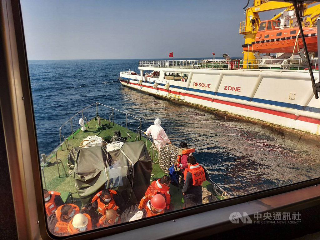 海巡署16日表示,巴拿馬籍貨輪YONG FENG日前在鵝鑾鼻東南方485浬發生機艙失火,搜救責任國菲律賓向台灣請求協助,行政院國家搜救指揮中心立即啟動救援機制,經農委會漁業署協調下,徵得台籍漁船「閩發漁」前往協助,順利救起多名船員。(海巡署提供)中央社記者黃麗芸傳真 110年1月16日