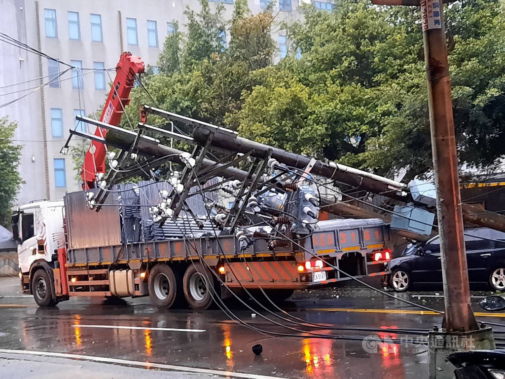 一輛吊車16日行經基隆市七堵區工建路時,車上吊臂不慎勾到電線,連帶造成多根電桿傾倒,一度造成當地803戶停電。(台電基隆區營業處提供)中央社記者沈如峰基隆傳真 110年1月16日