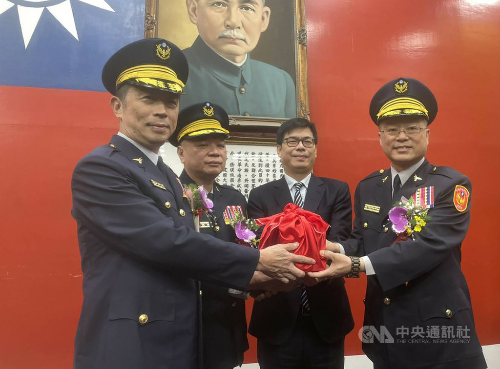 高雄市長陳其邁(右2)16日出席高雄市卸、新任警察局長布達交接典禮,見證高市警局長劉柏良(左)將印信交給新任局長黃明昭(右)。(高雄市政府警察局提供)中央社記者洪學廣傳真 110年1月16日