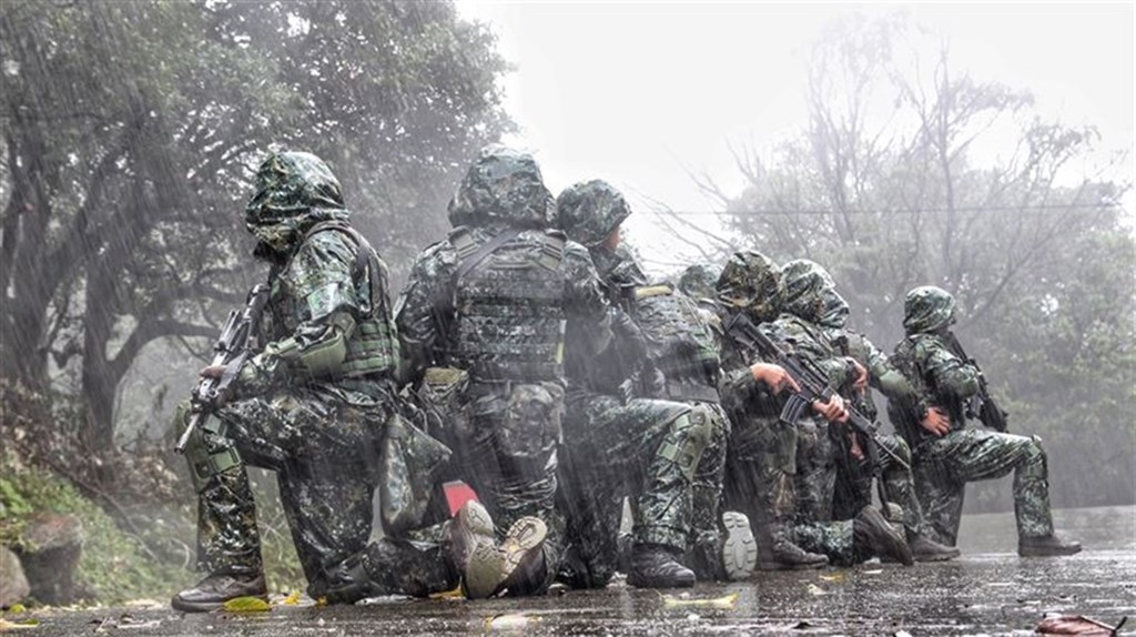 陸軍特戰指揮部八煙營區官兵在攝氏3度低溫的寒風冷雨中持槍操練,精進戰訓。(青年日報提供)