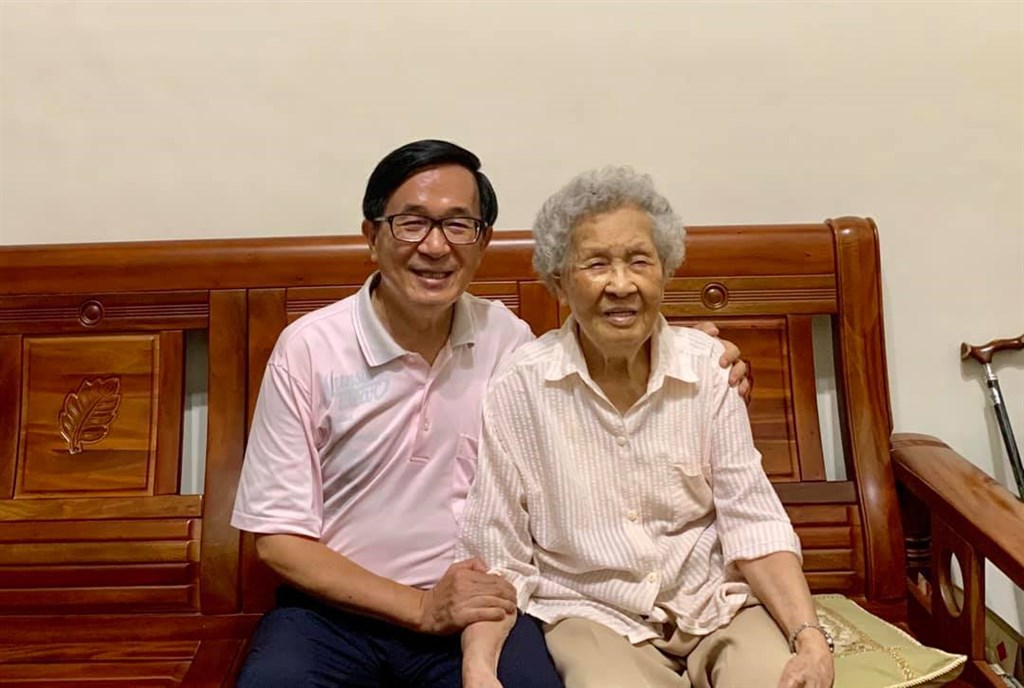 前總統陳水扁(左)的母親陳李慎15日晚上辭世,享壽94歲。(圖取自facebook.com/NewHeroStory)