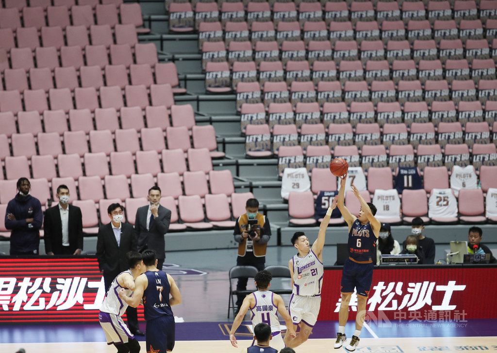 P. LEAGUE+聯盟(簡稱PLG)16日下午在桃園進行桃園領航猿隊與新竹街口攻城獅隊的例行賽事,受到疫情影響,主場領航猿本週採「閉門」方式進行。中央社記者張新偉攝 110年1月16日