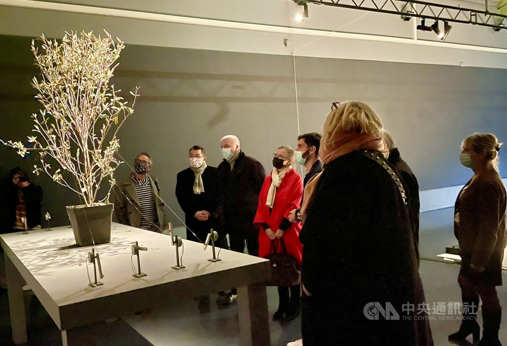 駐普羅旺斯辦事處處長辛繼志(左2)在法國艾克斯普羅旺斯市副市長莒華珊(Sophie Joissains,紅衣)及區藝術創作顧問畢西耶(Michel Bissière,左3)陪同下,參觀數位想像雙年展台灣藝術家莊志維的轉生樹系列作品。(駐普羅旺斯辦事處提供)中央社記者曾婷瑄巴黎傳真 110年1月16日