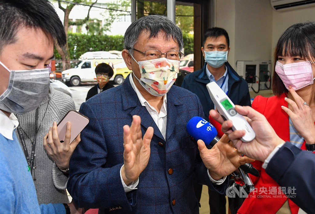 因應春節返台潮,入境者15日起落實1人1戶,台北市長柯文哲(中)16日表示,台北市防疫旅館增加到7000間檢疫房間,除台北市民外,優先支援3個外島。(中央社檔案照片)