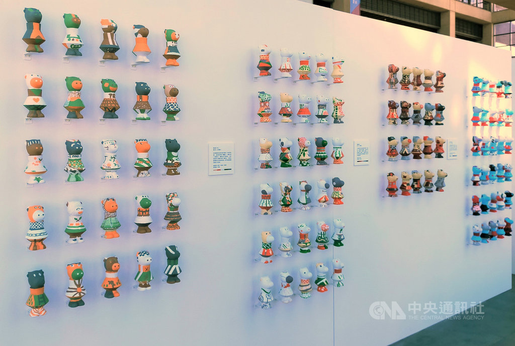 新北市立鶯歌陶瓷博物館16日起在大廳展出「感動牛–兒童暨青少年彩繪陶博特展」,現場8個展板與展示平台展出近1000件的彩繪陶瓷「感動牛」,五顏六色相當壯觀。(新北市立鶯歌陶瓷博物館提供)中央社記者黃旭昇新北市傳真 110年1月16日
