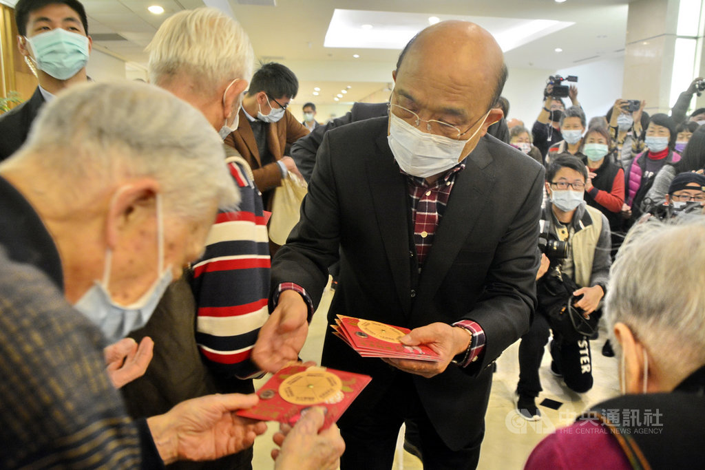 行政院長蘇貞昌(前右)16日拜訪新北市三芝區雙連安養中心,提前向長輩拜年,並致贈「一元復始」紅包。中央社記者黃旭昇新北攝 110年1月16日