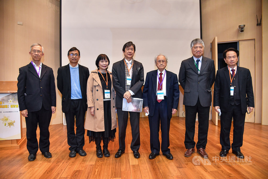 由台灣教授協會主辦的「轉型正義工程:檢視、回顧與前瞻」研討會16日舉行,促轉會主委楊翠(左3)等人出席。中央社記者鄭清元攝 110年1月16日