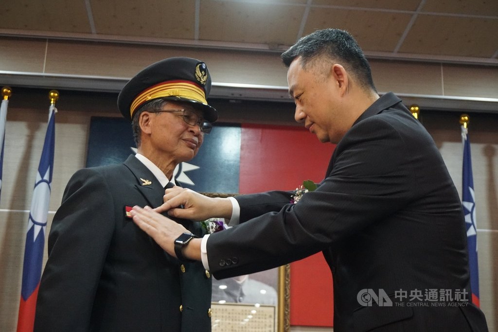 金門縣政府所屬機關新任首長聯合布達交接典禮16日舉行,新任消防局長由副局長王世祿(左)升任,縣長楊鎮浯(右)為他授階。中央社記者黃慧敏攝 110年1月16日