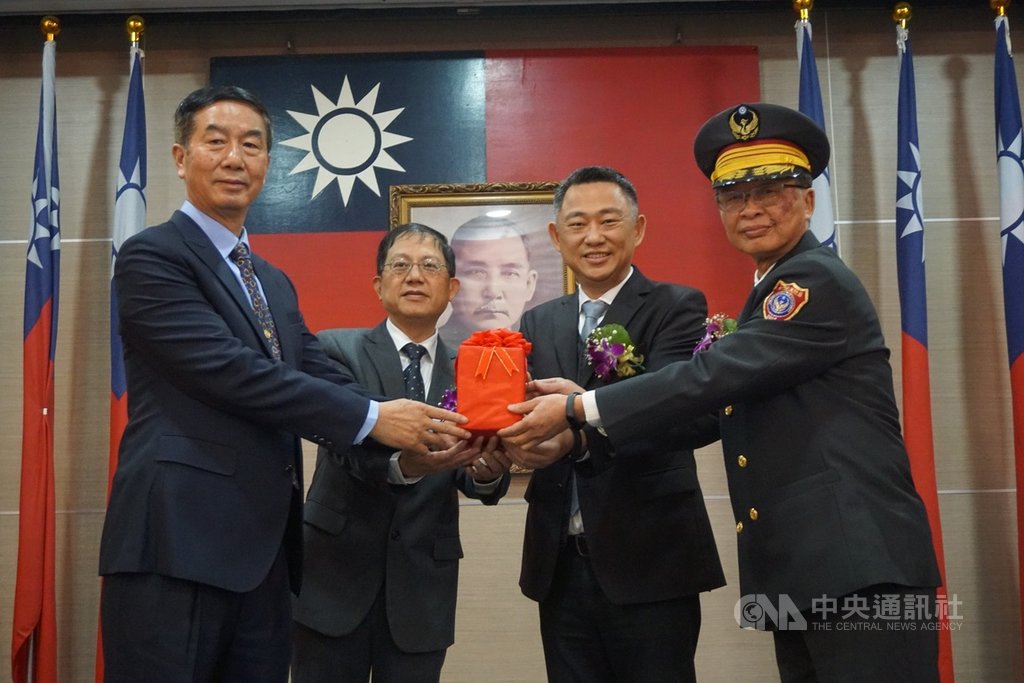 金門縣政府所屬機關新任首長聯合布達交接典禮16日舉行,新任消防局長由副局長王世祿(右1)升任,原消防局長翁宗堯(左1)退休,縣長楊鎮浯(右2)也親自到場。中央社記者黃慧敏攝 110年1月16日