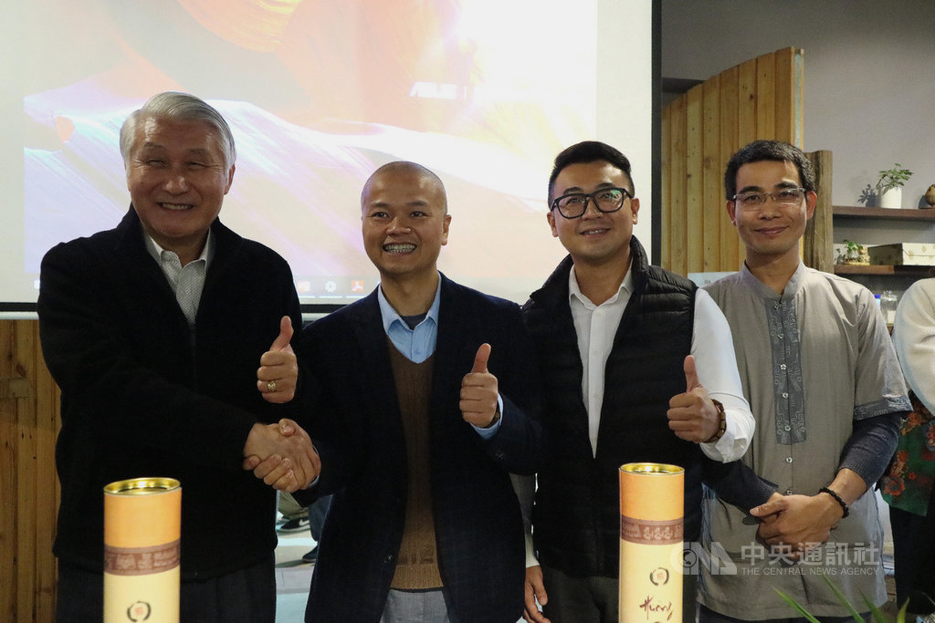 中華民國駐越南代表石瑞琦(左1)盼越台航空交通、旅遊、觀光趕快恢復。交通部觀光局駐胡志明市辦事處主任周欣毅(右2)說,農曆年按往例是越南旅客赴台旺季,盼疫情快結束,重拾往日旅遊榮景。中央社記者陳家倫河內攝 110年1月16日