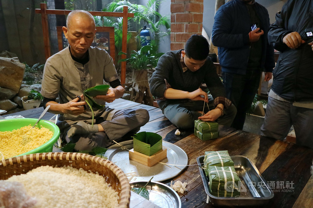 越南人過年時不分老少必吃傳統方形粽,內餡主要有糯米、豬肉、綠豆,之後再用水煮10小時以上。中央社記者陳家倫河內攝 110年1月16日