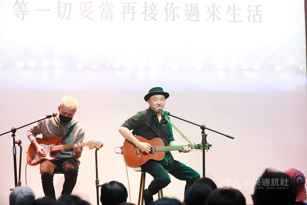 由文化部主辦的「臺客原經典重現演唱會」16日在台北西門紅樓河岸留言舉行,歌手黃連煜(右)等11組音樂卡司輪番登台獻唱。(文化部提供)中央社 110年1月16日