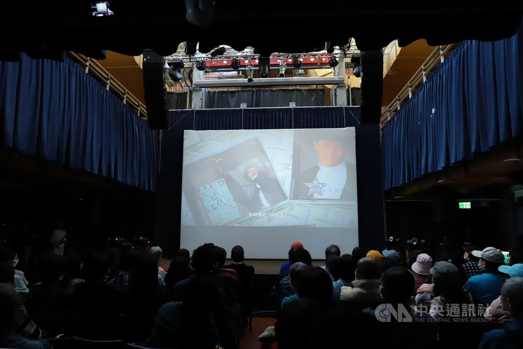 文化部主辦的「臺客原經典重現演唱會」16日在台北登場,11組音樂卡司輪番演繹台語、客語、原住民語流行音樂發展歷程,並在現場首度曝光「臺語、客語、原住民族語流行音樂發展史影音紀錄」。(文化部提供)中央社 110年1月16日