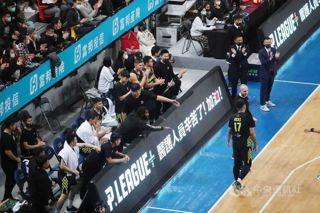 P. LEAGUE+聯盟(簡稱PLG)16日傍晚賽程在台北,由主場台北富邦勇士隊迎戰福爾摩沙台新夢想家隊,場邊LED螢幕秀出「P. LEAGUE+ 醫護人員辛苦了!加油!」,向在第一線辛苦付出的醫護人員致意。中央社記者張新偉攝 110年1月16日