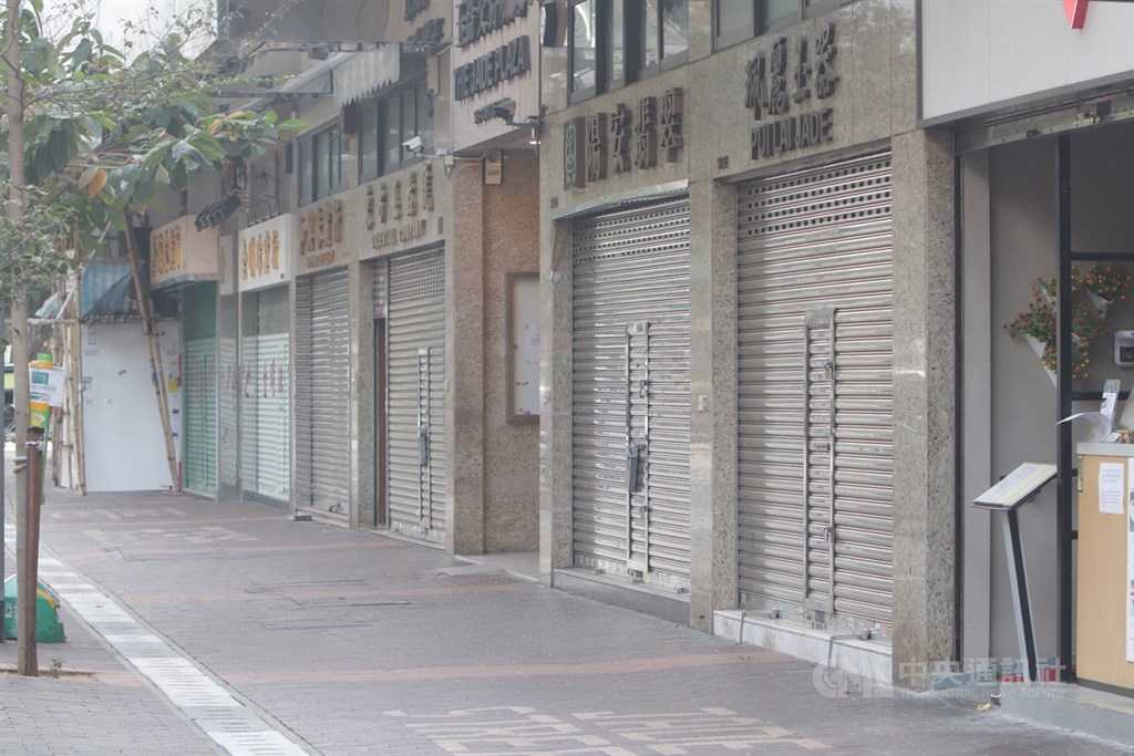 香港佐敦道一個社區約20棟大樓近日爆發武漢肺炎疫情,當局向區內發出強制檢疫及隔離令,16日該區許多大樓被圍封,各商店關閉(圖),宛如空城。中央社記者張謙香港攝 110年1月16日