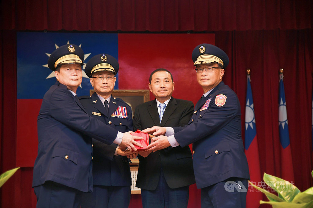 新任新北市警察局長黃宗仁(右)16日交接上任,在警政署長陳家欽(左2)、新北市長侯友宜(右2)見證下,黃宗仁自副局長溫枝發(左)手中接過印信。(警方提供)中央社記者黃旭昇新北市傳真 110年1月16日